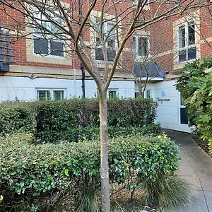 Modern 2 Bed Apt In High Street, With Private Parking And Wifi Egham