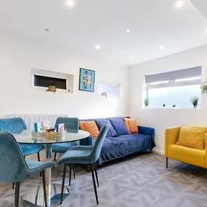 Kings House Hayes, West London A Northolt (Greater London)